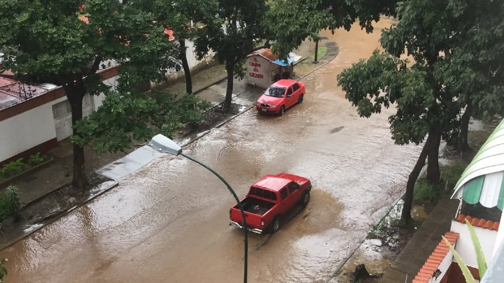 Torrencial aguacero con granizo inunda calles de Caracas