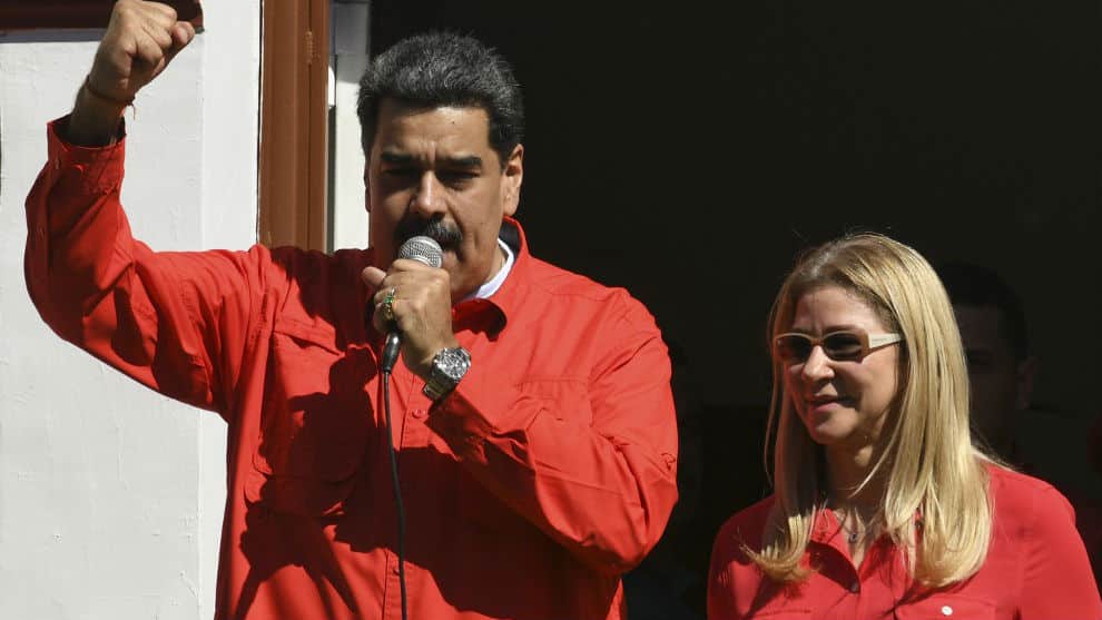 Maduro dice a la oposición que en 2022 recojan firmas para un revocatorio