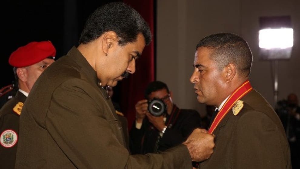 Nicolás Maduro condecora a Bladimir Lugo/ Foto: AVN