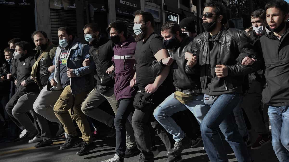 Miles de estudiantes se manifiestan en Grecia desafiando prohibición de reuniones