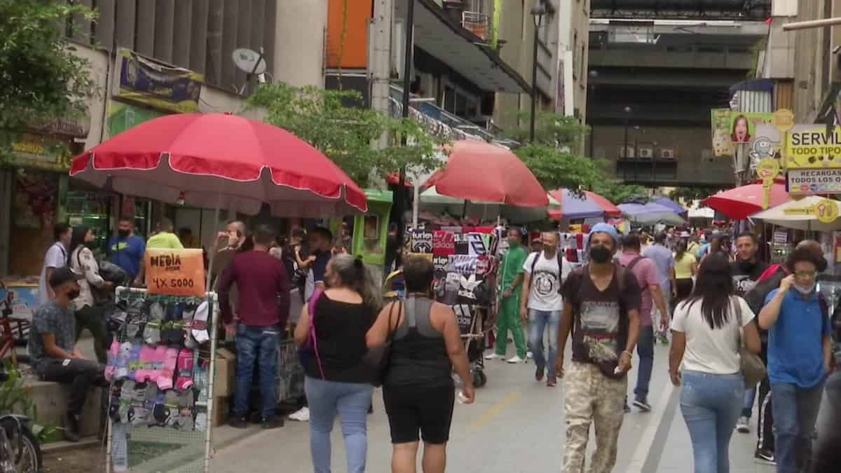 La población colombiana retoma de a poco, con medidas de bioseguridad, su cotidianidad. Foto: Teleantioquia