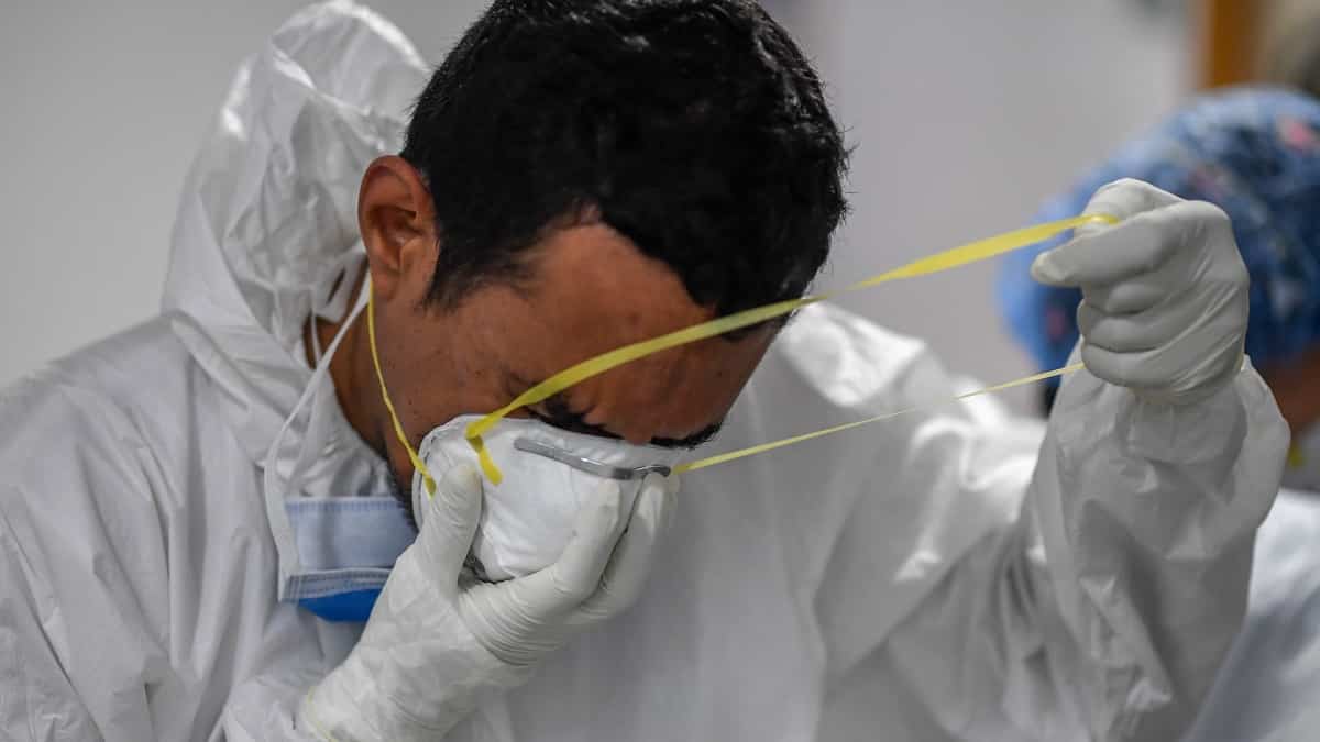 Equipo de bioseguridad / Foto AFP