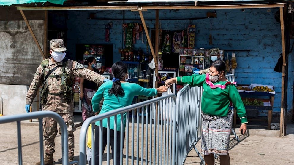 Foto EFE Intervienen los mercados en Perú al descubrir cientos de vendedores con COVID-19