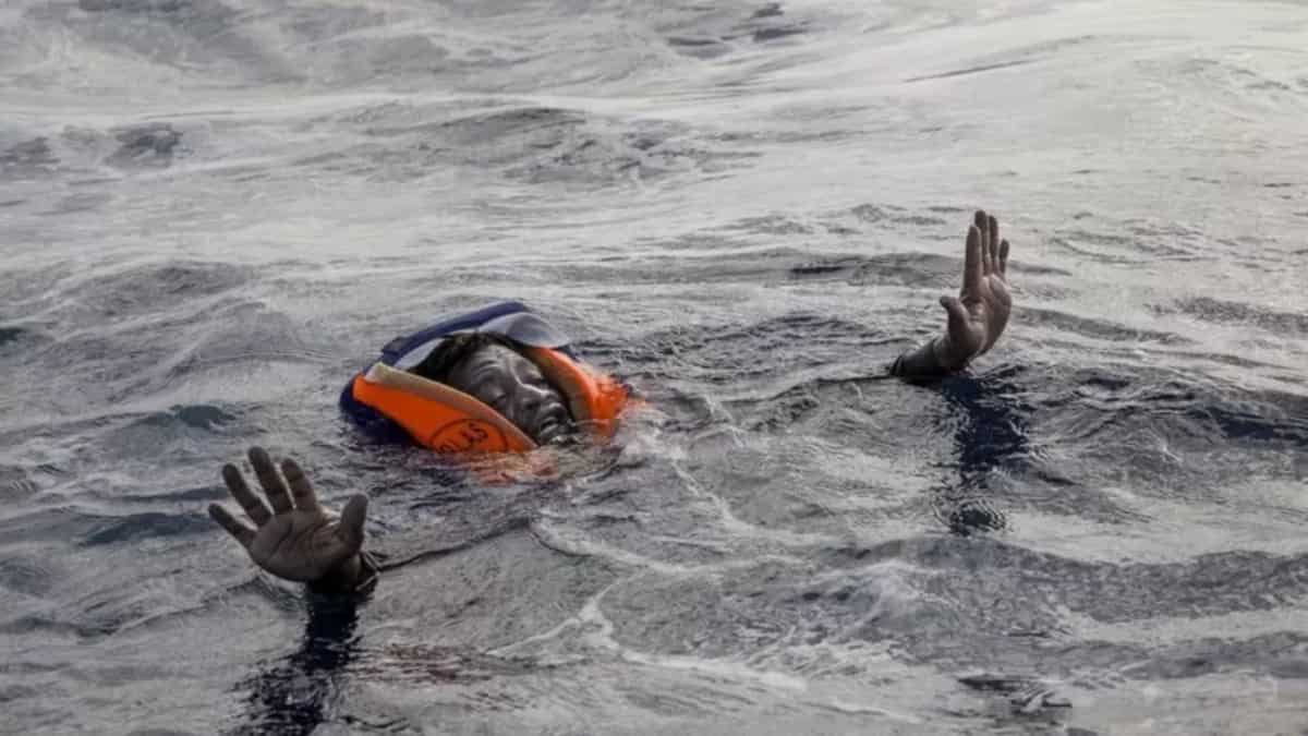 Migrante en el Mediterráneo / AFP