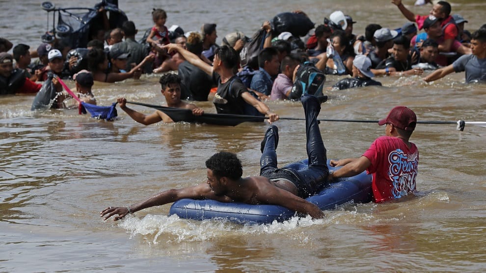 Rescataron a migrante hondureño que casi muere cruzando río rumbo a EE. UU. Migrantes hondureños/ Foto: EFE