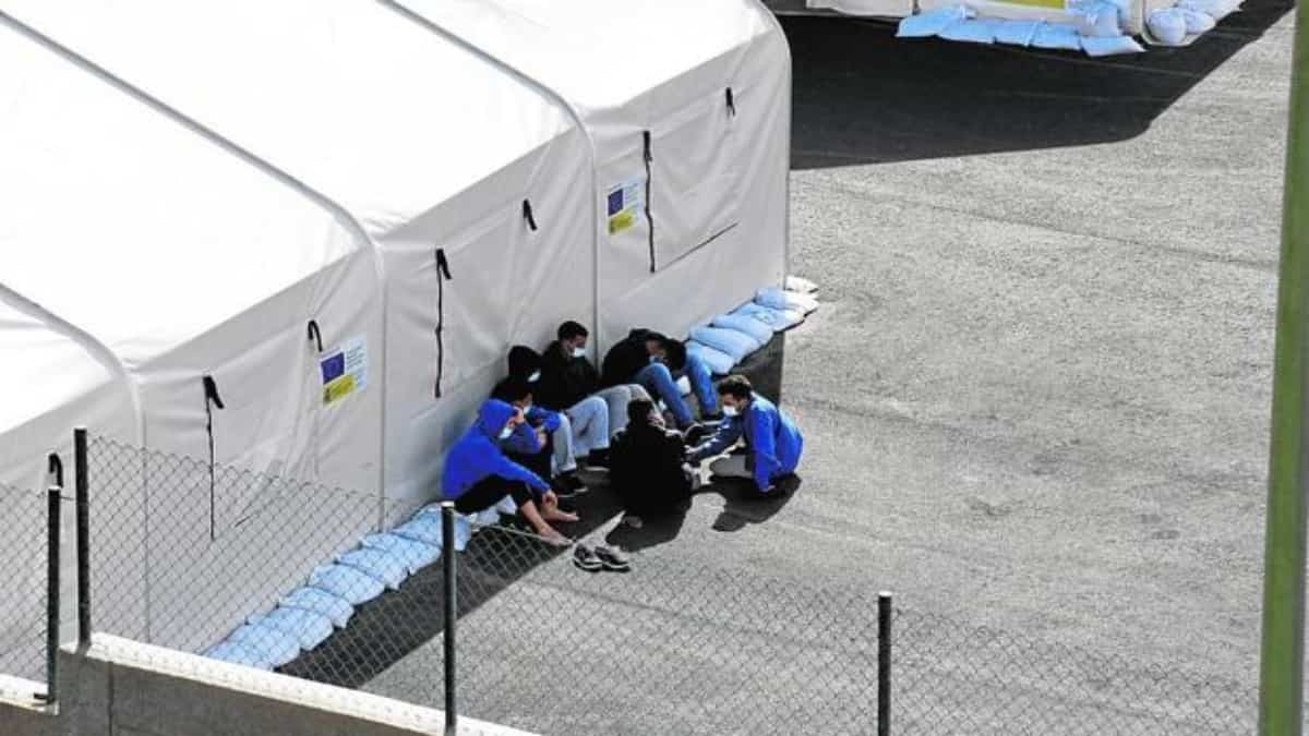 Los migrantes que rescatan las autoridades de España son enviados a refugios. Foto: Canarias7