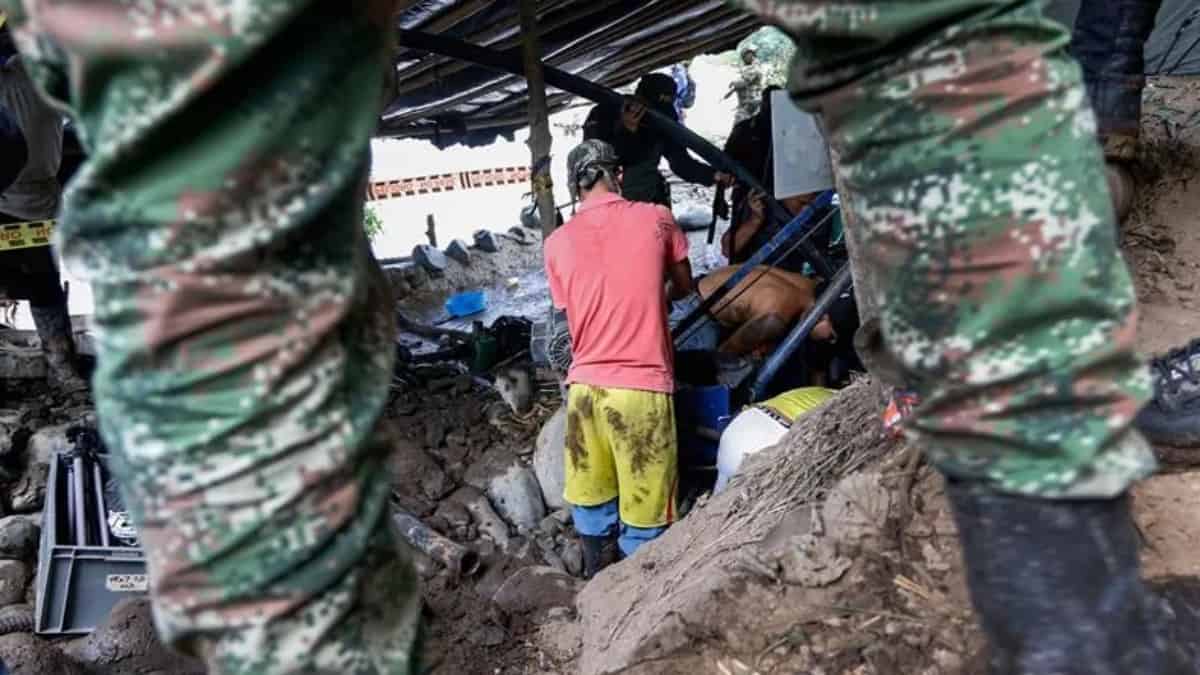 Luego de 24 días, se pudo rescatar los cuerpos de los 11 mineros. Foto: EFE