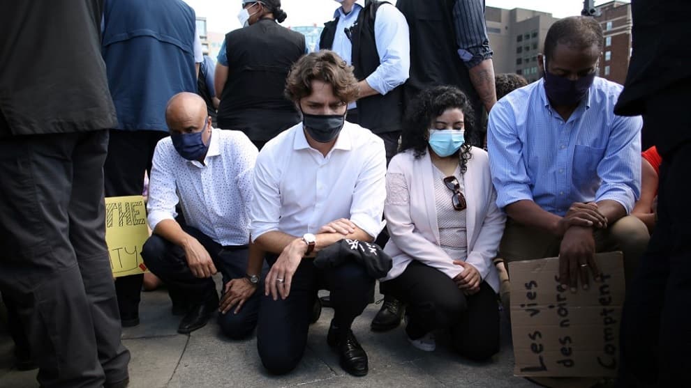 Primer ministro de Canadá se arrodilla en solidaridad con manifestantes en EE. UU.