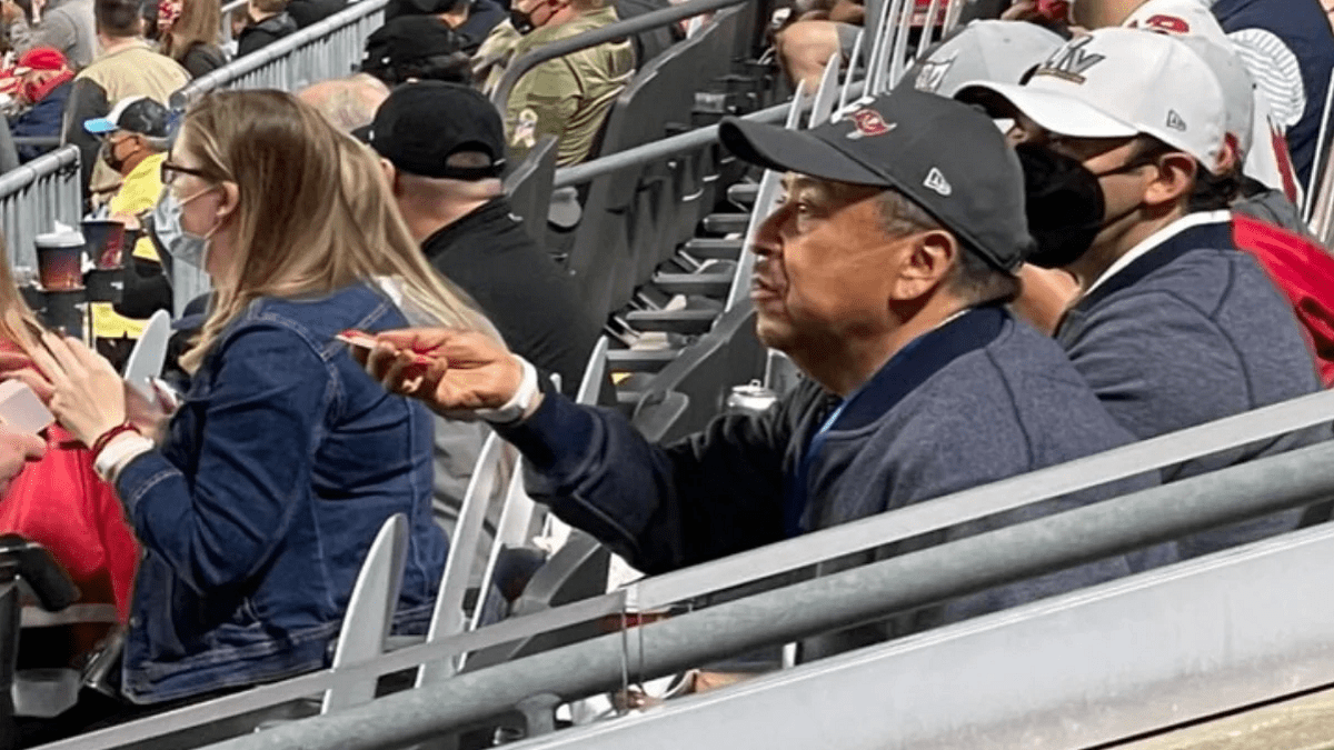 Funcionario de salud de México que acudió al Super Bowl es destituido