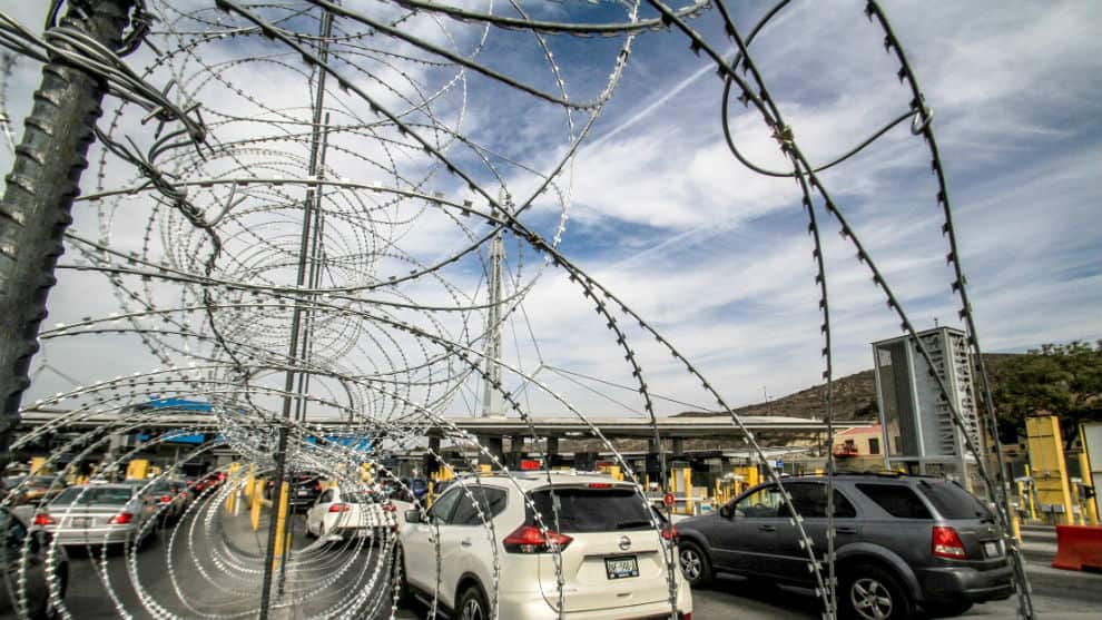 migrantes en los puentes de Tijuana