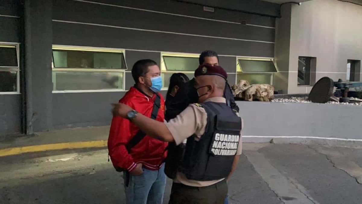 Funcionarios de la Guardia Nacional venezolana realizan embargo a los bienes del diario El Nacional