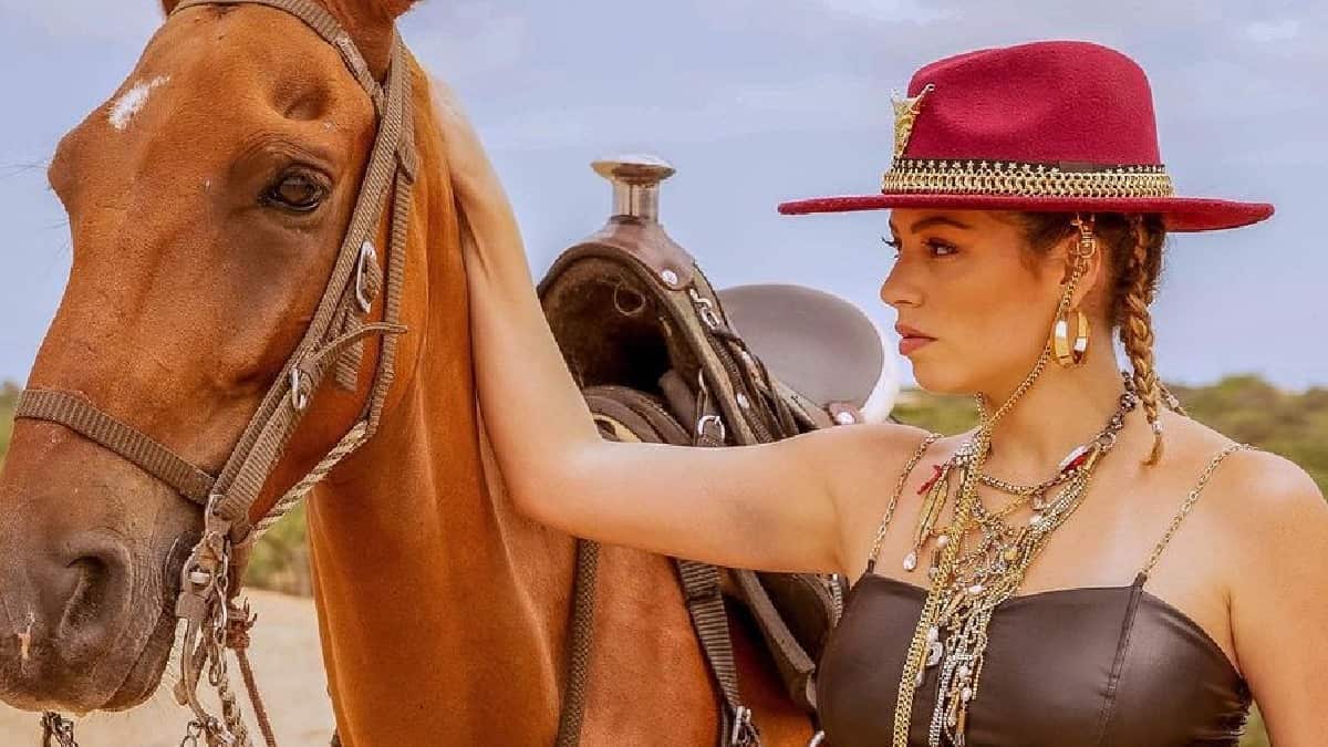 "Bandida" es una canción pop urbana compuesta por Marielle Hazoury, Pedro Polanco y Maritza Maresma, además producida por Pedro Polanco y Chistopher Marshall, un tema que busca convertirse en el nuevo himno de todas las mujeres que son únicas al momento de enamorar a un hombre.