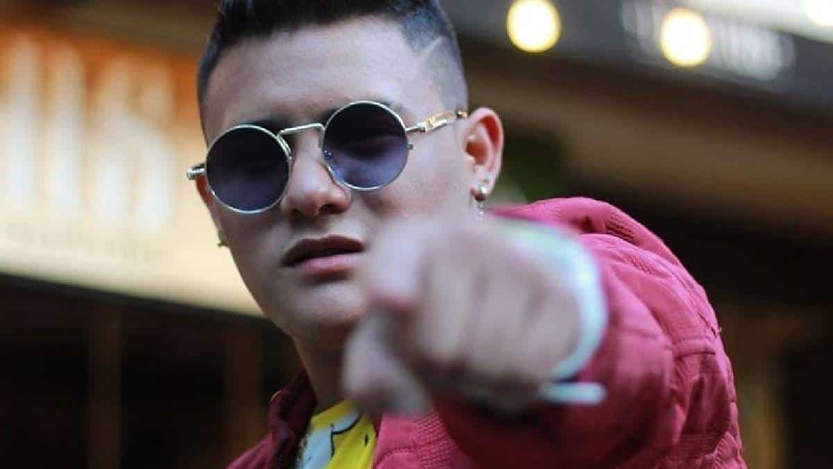 “Ironía”, narra la historia de unos amantes que por una burla de la vida se conocieron en lo que ellos consideran el momento y el sitio equivocado ya que él estaba casado y ella soltera, bonita y de buena posición social.