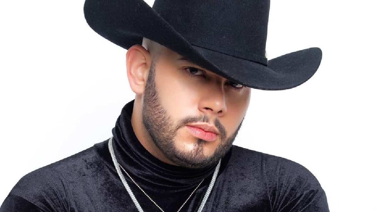 Bajo la composición de Romeo Beltrán y la producción de Georgy Parra, "Es Mentira" promete ser una de las canciones más pedidas de la temporada, siendo el tema perfecto para cantar a grito herido, dedicar y porque no compartir junto a unas copas.
