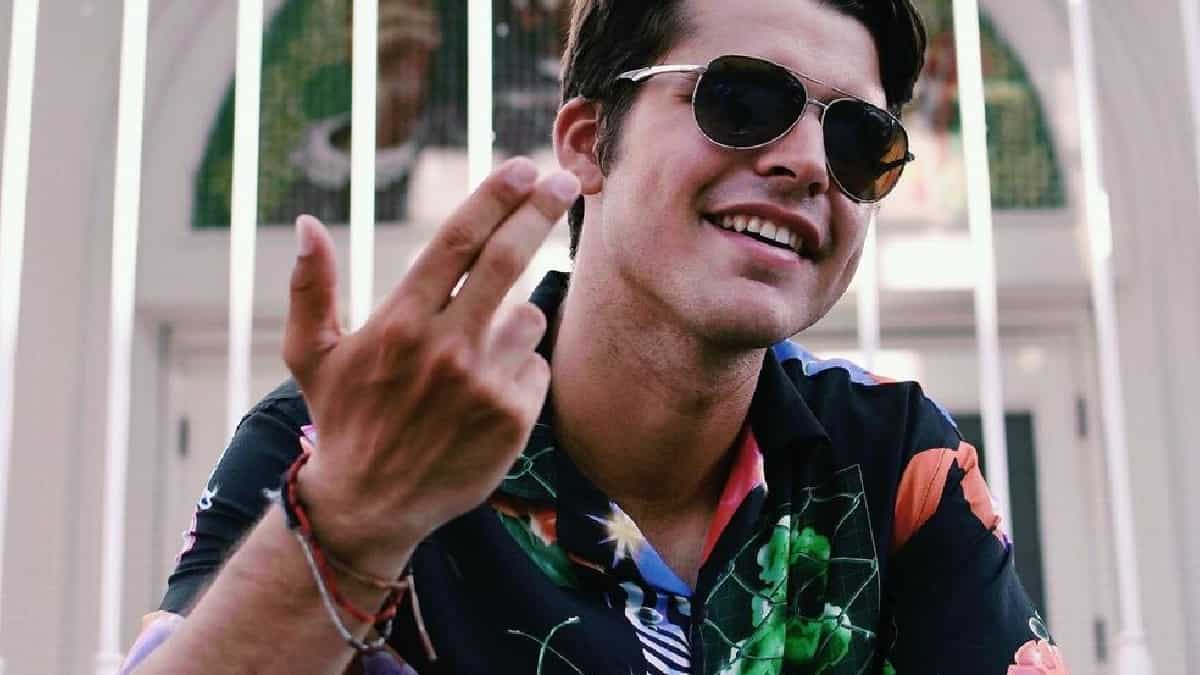 A los 15 años formó parte de diversas agrupaciones en géneros musicales como el pop, rock, alternativo, con las cuales piso grandes escenarios en ciudades como: Querétaro, León. Veracruz.