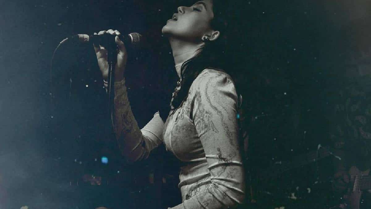 Su proceso de inspiración es ecuménico y liberador. en un segundo puede pasar de Kali Uchis a Tito Puente, de Shakira a Doja Cat. Su sensibilidad caleidoscópica se manifiesta en todo su esplendor en valédictorian, el primer EP de la cantante.