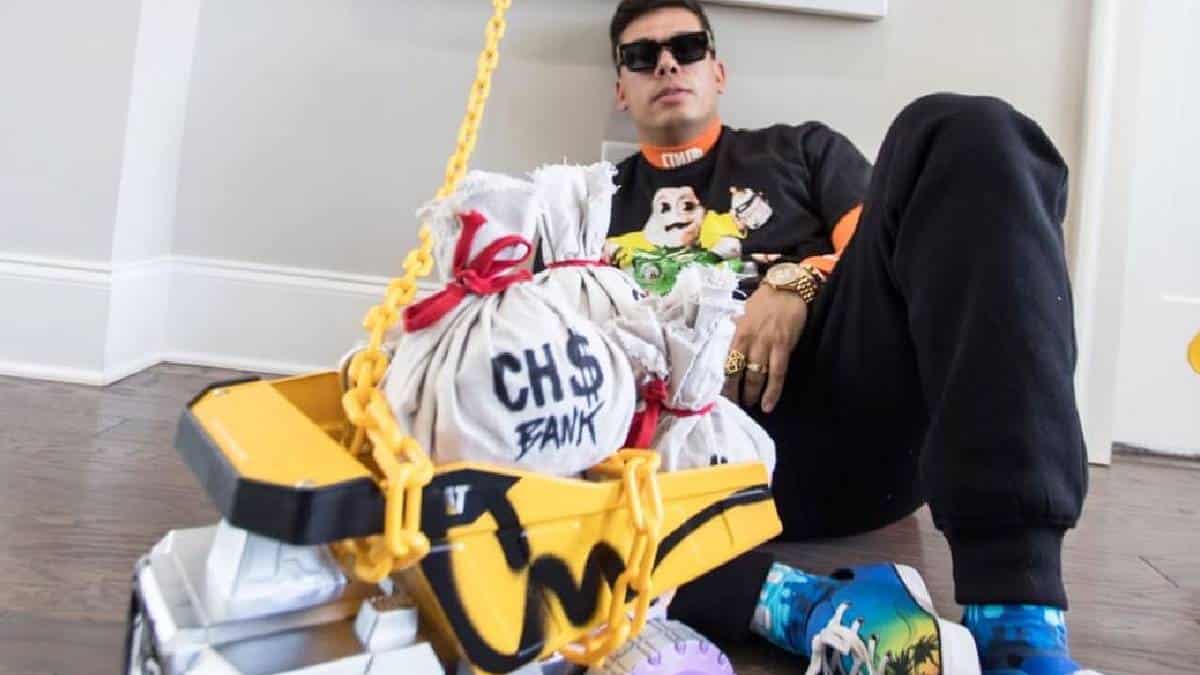 Julián utiliza los aspectos modernos de su arte para personalizar productos como tenis, zapatos, chaquetas, carteras y otros elementos de la moda moderna, en estas prendas podemos ver caricaturas y dibujos animados, personajes que hacen parte de su vida.