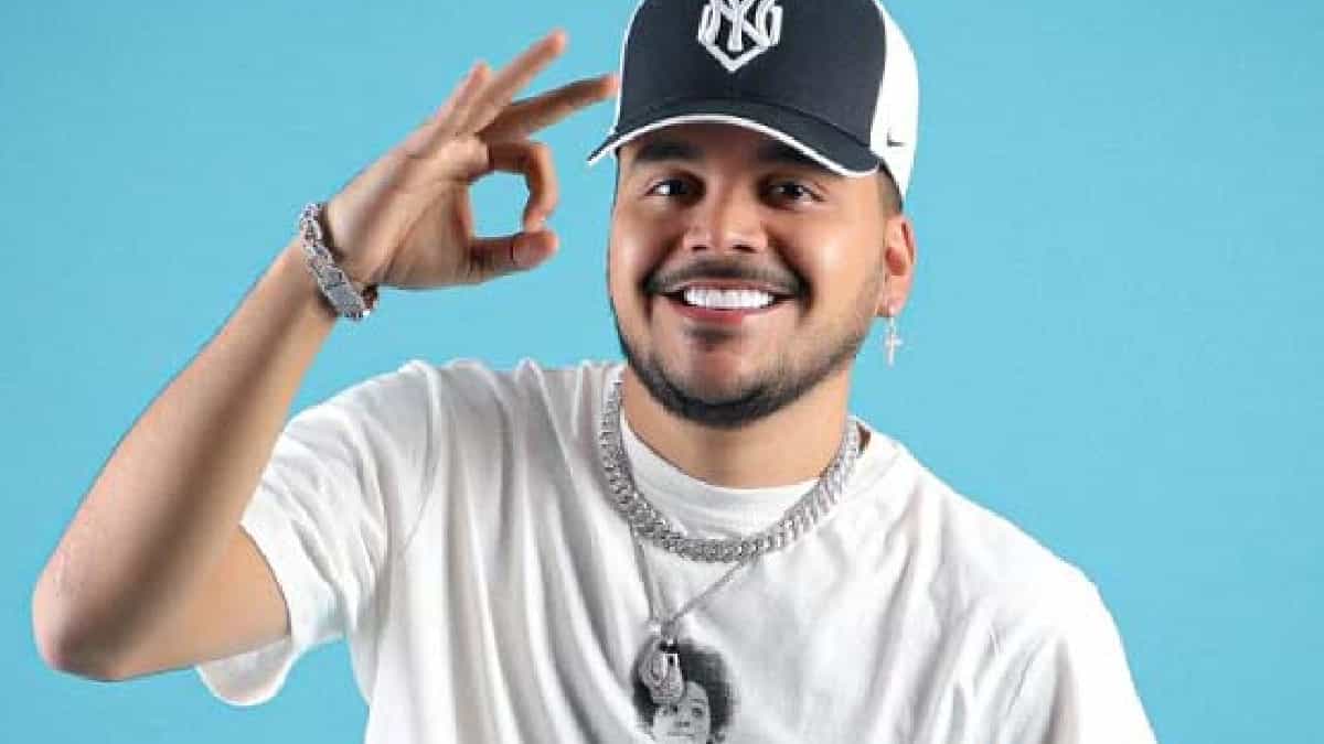 Fue a través de su canción "Mala" con que incursiona en el género, donde relata la historia de una mujer dispuesta a romper corazones, luego de haber vivido episodios de sufrimiento en su vida.