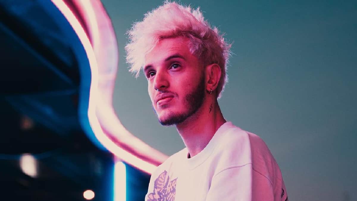 El video del sencillo narra el diario vivir del joven artista, mostrando sus momentos cotidianos sobre una tarima, bajo la producción de cuarto digital y dirigido por Johan Ramírez.