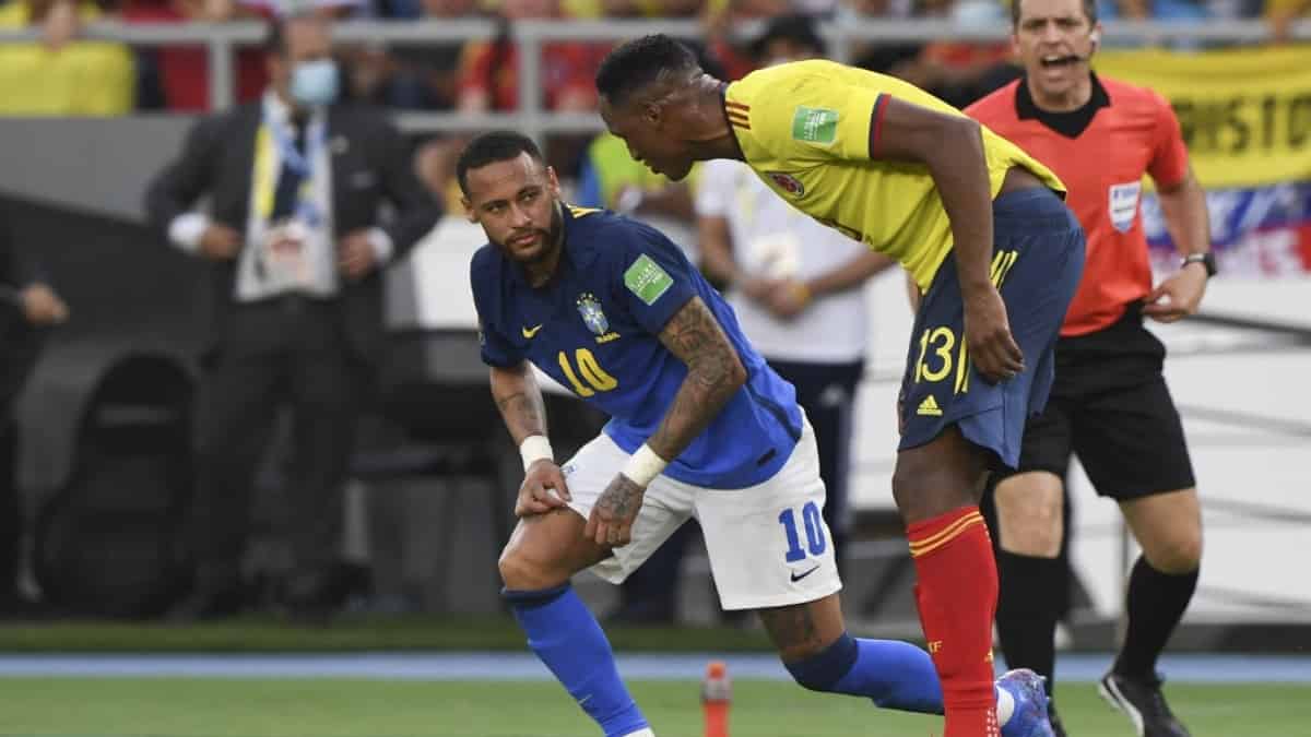 El astro brasileño Neymar (i) no pudo hacer mucho frente a la defensa colombiana liderada por Yerri Mina (d). Foto: AFP