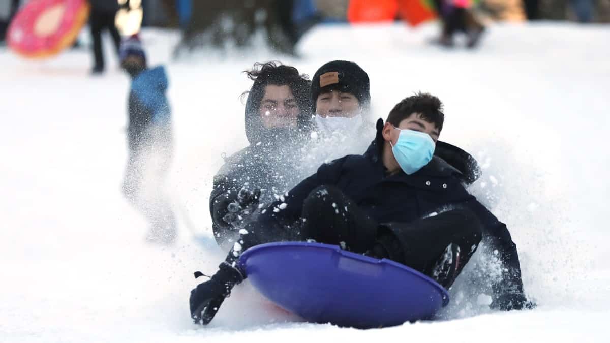 Tormenta de nieve cubre a Nueva York en inicio de campaña de vacunación