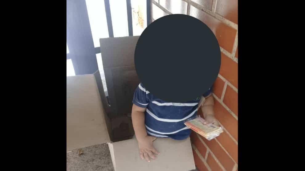 Niño caja