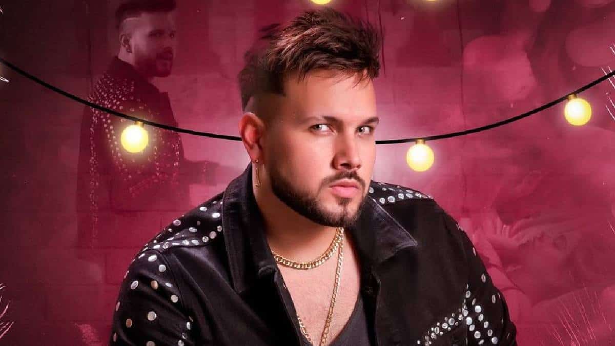 Este nuevo tema que nos presenta Alexander es una composición original de Alan Ramírez y fue producida por el gran Georgy Parra. Con esta interpretación el artista demuestra todo su talento, ese que viene de un verdadero legado; el heredado de su padre el admirado y reconocido "Charrito Negro"