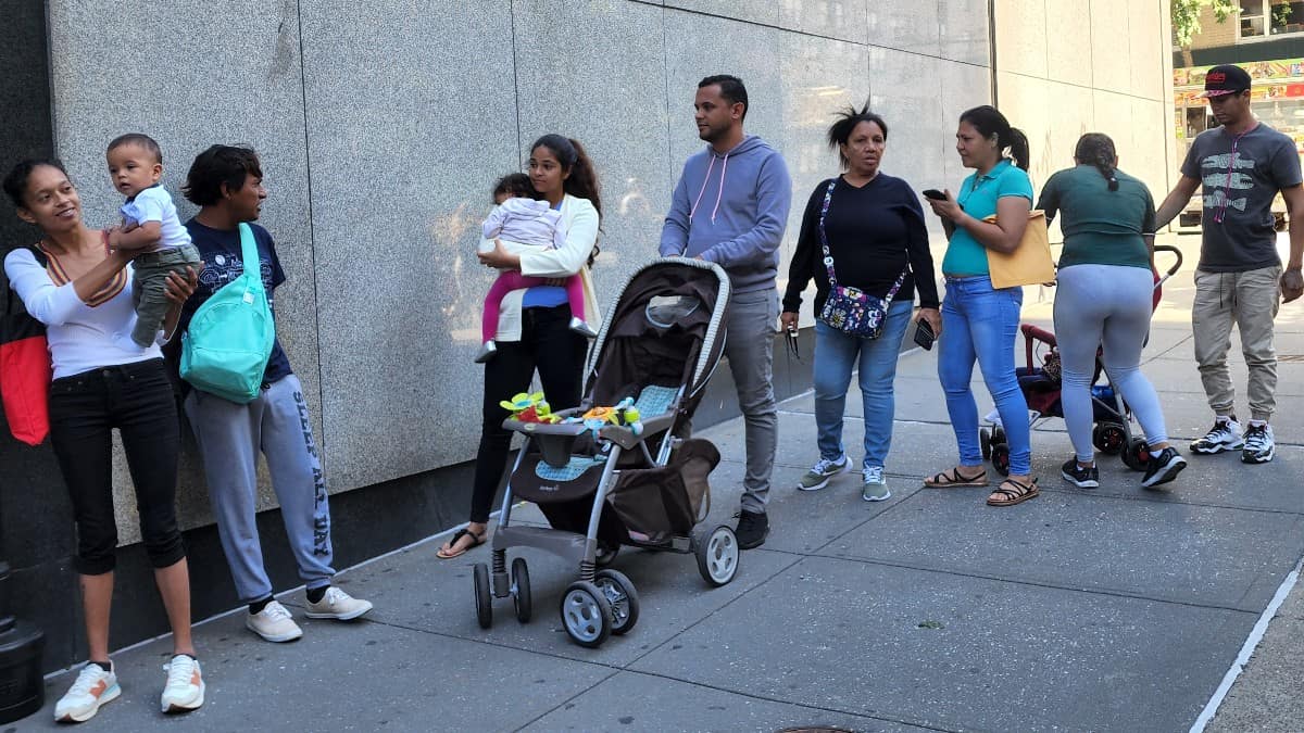 Críticas a la administración de Nueva York por incumplir la ley de derecho al refugio