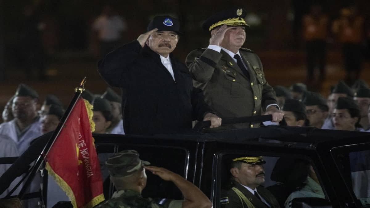Daniel Ortega en un desfile militar en 2020. Foto: AFP