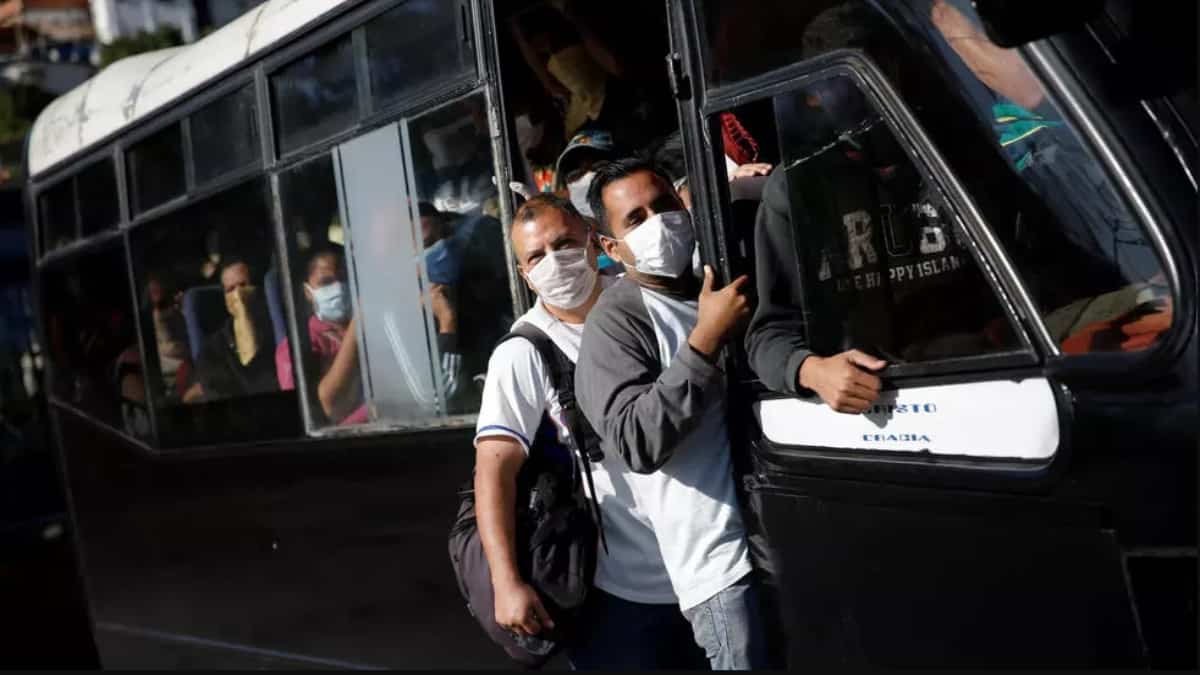 A pesar de la cuarentena por la pandemia del covid-19, Caracas permanece diariamente atestada de personas en las calles que van a sus labores diarias. Foto: Reuters