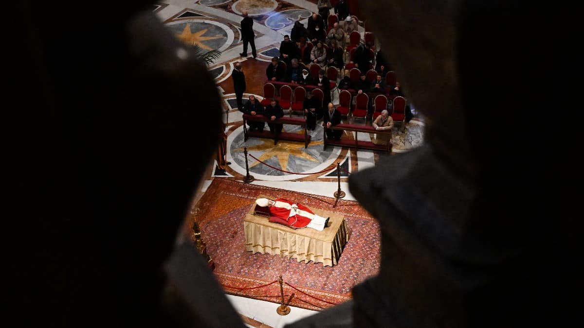 Se cerró la capilla ardiente de Benedicto XVI tras tres días