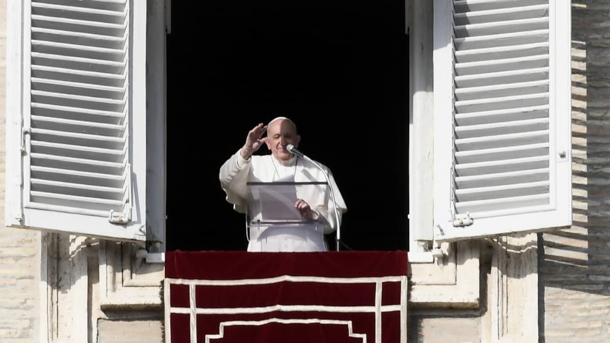 El papa reaparece con padecimiento de la ciática y denuncia muerte por frío de un sintecho