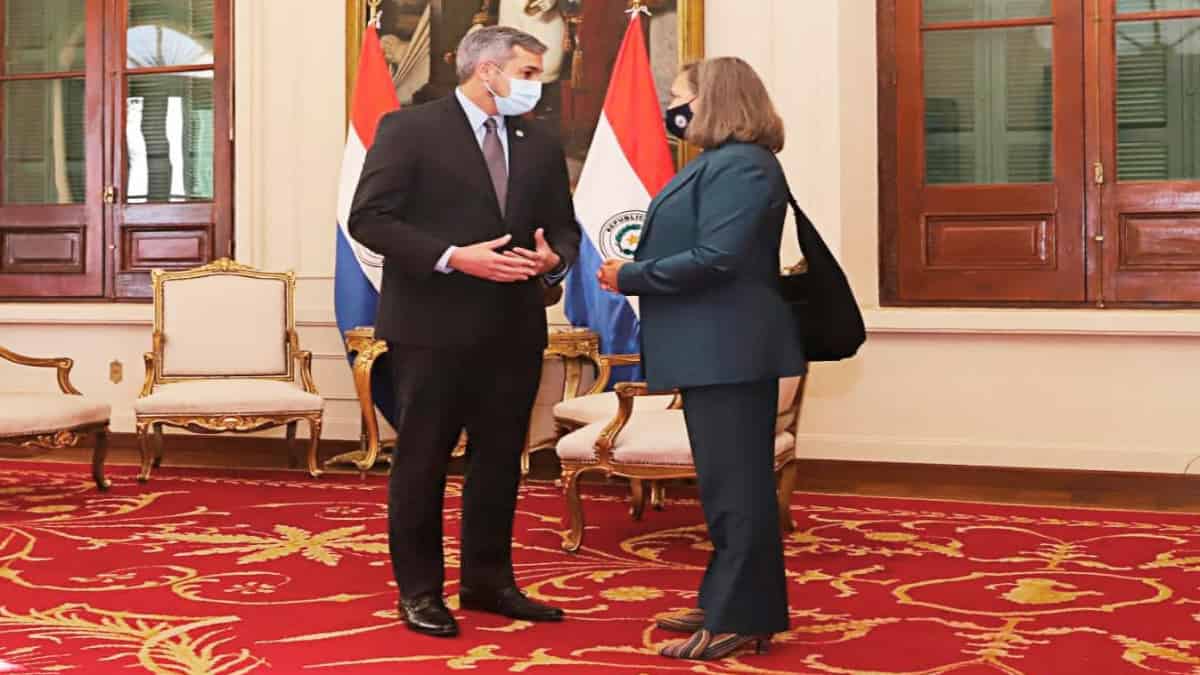Presidente de Paraguya, Mario Abdo Benítez (i), en reunión con Victoria Nuland, emisaria de Estados Unidos. Foto: Gob. de Paraguay