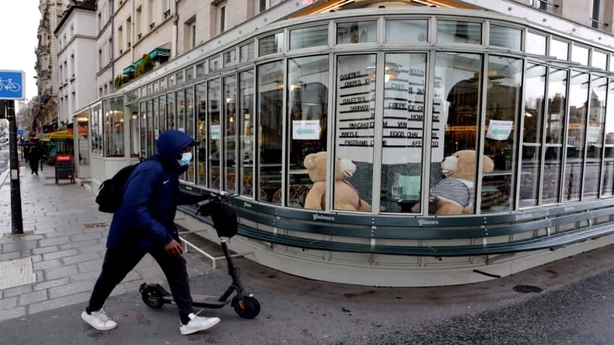 Hombre con mascarilla camina por las calles de París / FOTO: AFP