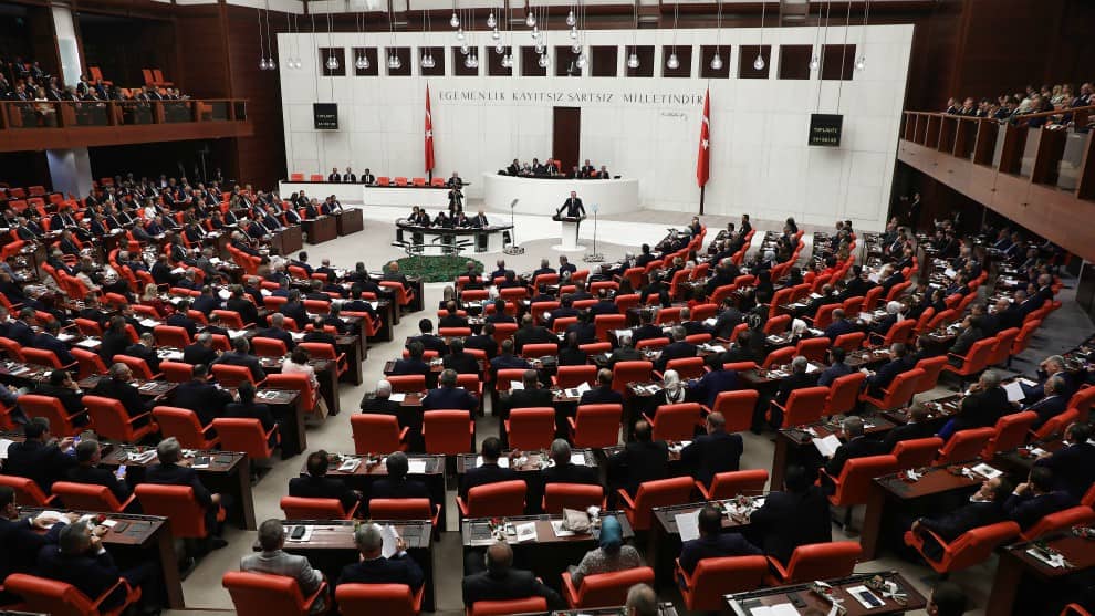 Diputadas turcas entonan ‘Un violador en tu camino’ en pleno Parlamento