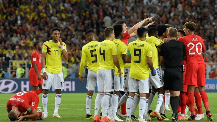 Aficionados recogen firmas para que la FIFA revise los errores en el arbitraje en el partido entre Colombia e Inglaterra Aficionados recogen firmas para que la FIFA revise partido entre Colombia e Inglaterra