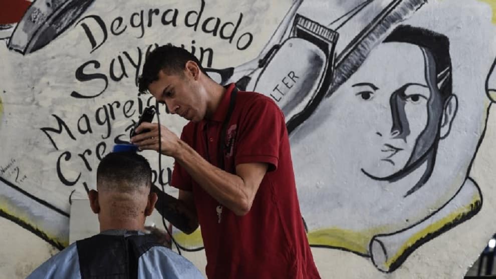 Peluquería en la calle/ Foto: AFP