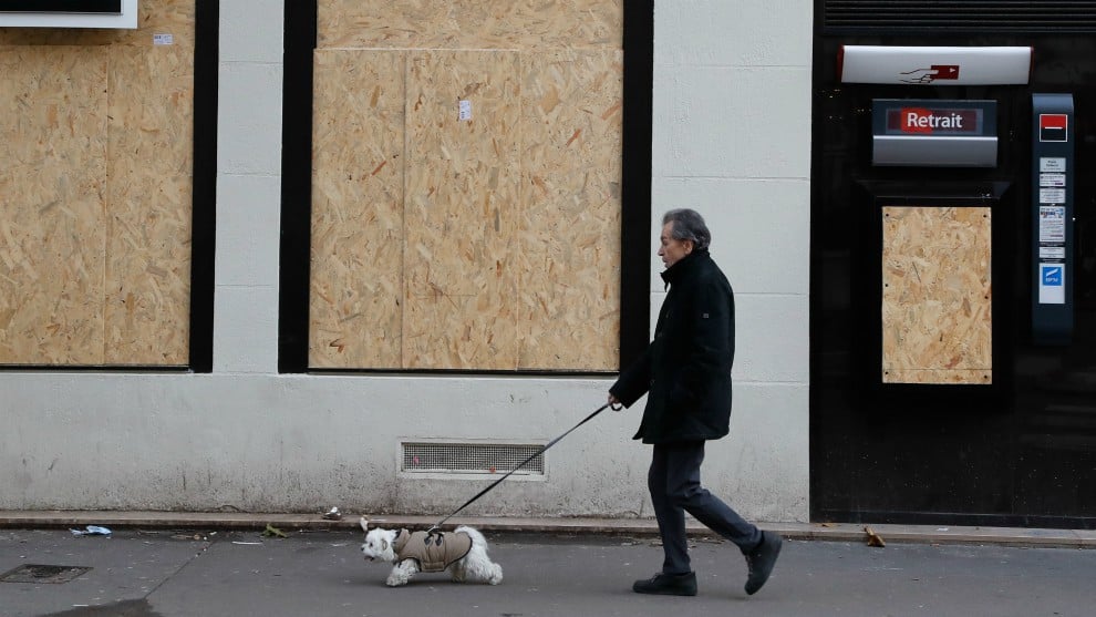 ¡Héroe! Hombre salvó a un perro de morir ahorcado por un ascensor