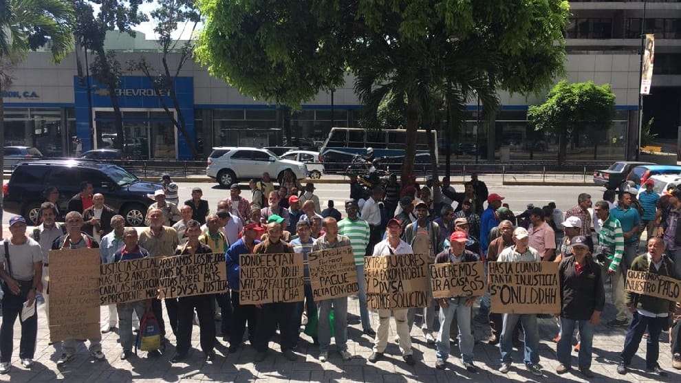 Expetroleros protestaron en la sede de la ONU en Caracas para que ...