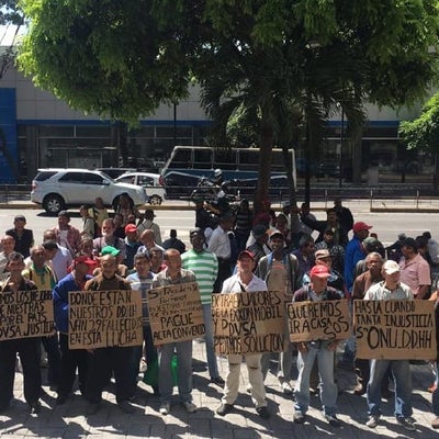 Expetroleros protestaron en la sede de la ONU en Caracas para que ...