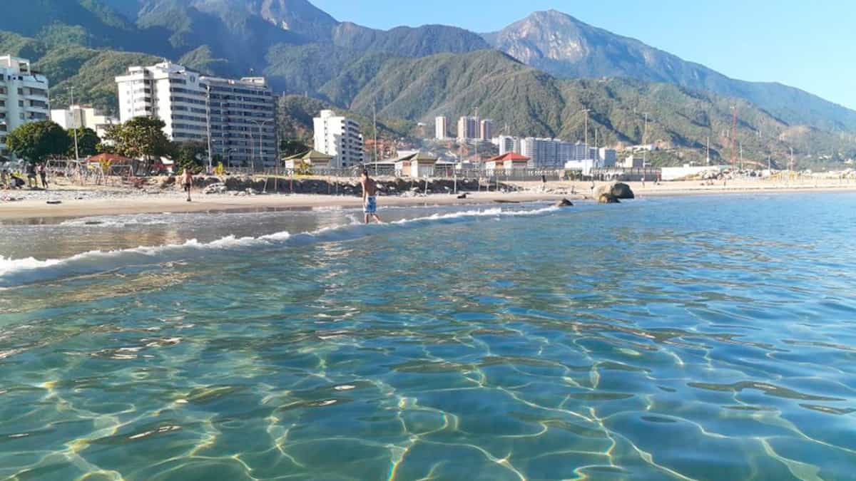 Las playas venezolanas fueron reabiertas recientemente en el asueto de Carnaval. Foto: TalCual