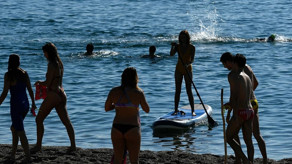 Ciudadanos en Barcelona salen masivamente tras apertura de playas para dar paseos