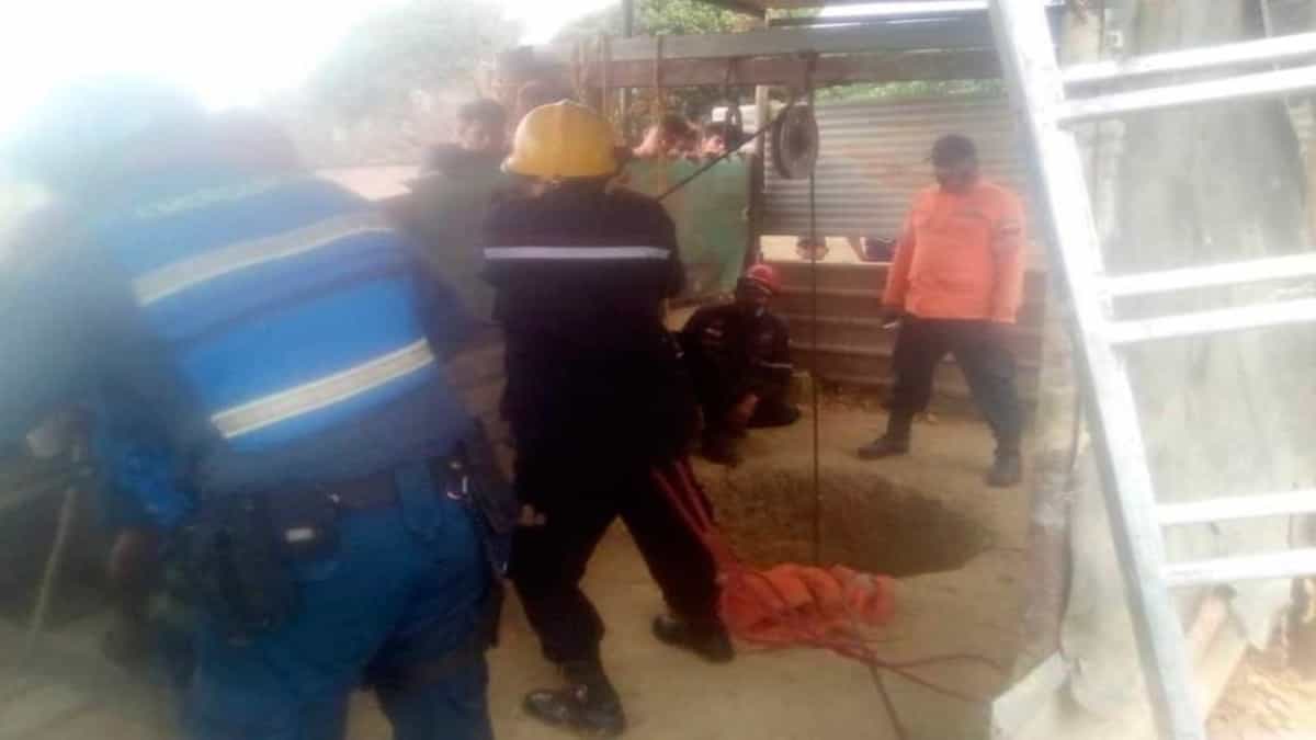Funcionario de la PNB cayó a un pozo séptico / @2001online