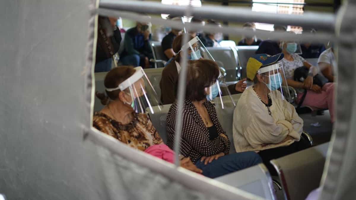 La población considerada de riesgo espera para ser vacunada contra el covid-19. Foto: NTN24 / Rafael Hernández