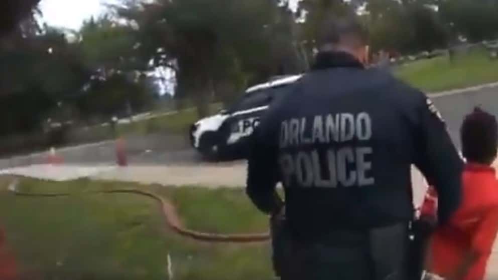 Publican video en el que un policía arresta a una niña de seis años