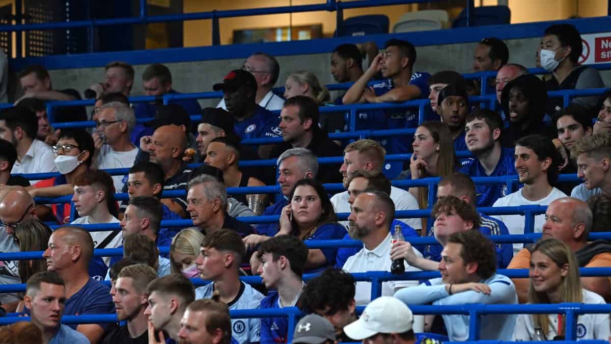 Habrá controles aleatorios de covid-19 en estadios de la Premier League