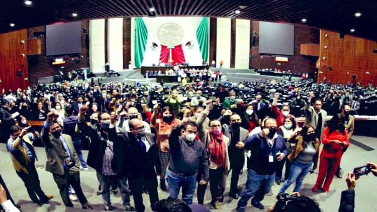 Protesta de periodistas en Parlamento mexicano / @OSWALDORIOSM