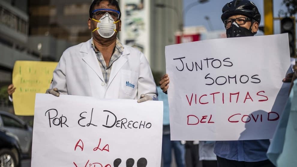 Médicos protestan por falta de equipos de seguridad en Perú