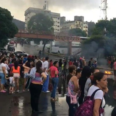 Vecinos de la Misión Vivienda en el Puente Los Leones de Caracas