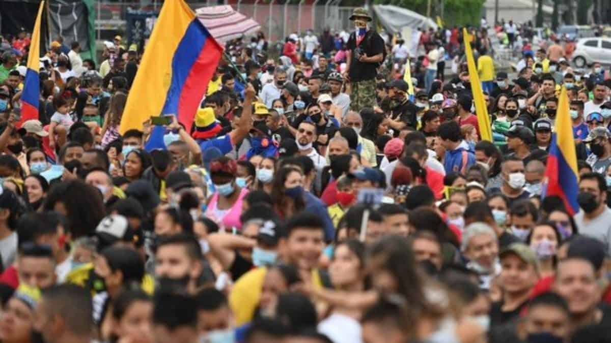 Aglomeraciones en las protestas han subido el número de contagios de covid-19, según el gobierno colombiano. Foto: AFP